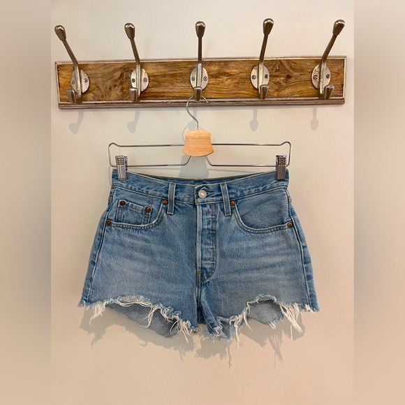 Levi’s size 25 high rise 501 jean shorts - Picture 3 of 6